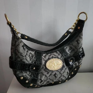 Baby Phat handväska  - En jättefin och sällsynt BabyPhat handväska från 2000 talet! Nypris var runt 1400 kr. Priset kan diskuteras! Skicka jättegärna meddelande ifall du har några frågor