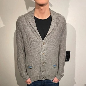 Snygg cardigan  - Säljer snygg cardigan från Altea Milano storlek M🙌🏽hör gärna av er vid fler frågor🤟🏾 Nypris:3700kr Model:186, 75kg  