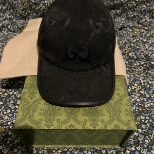 Gucci Keps (JUMBO GG BASEBALL HAT) - Svart Gucci Keps/Hat  Köpt från Selfridges, Oxford street, London 29 December förra året Box och Gucci påse finns men inte Selfrigdes bag Nyskick aldrig använd  Storlek L  Kvitto finns men visas bara på plats alltså så skickar jag inte bild på kvittor  