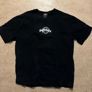 T-shirt med tryck - Svart tshirt fårn sweet sktbs i storlek L