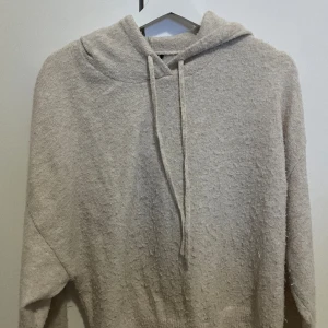 Stickad luvtröja  - Stickad luvtröja från lindex, ganska nopprig därav priset💕