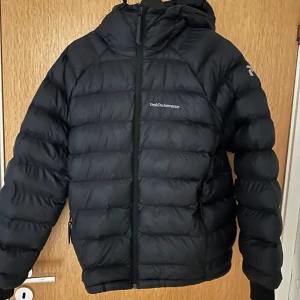 Peak performance jacka - Vinter/vår jacka från peak performance. Skicket är 8/10. Nypris 2500kr och de är bara att skriva för mer bilder eller om du har frågor
