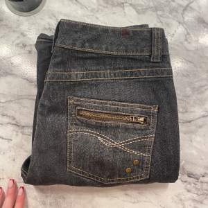 Super snygga Lågmidjade jeans i toppen skick, passar s-m, lägger upp igen för de fri frakt!💓