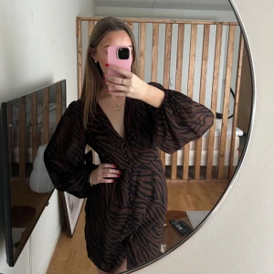 Ny brun klänning från NAKD - Lapparna kvar. Brun klänning med zebramönster från nakd, helt ny. Frakt tillkommer.