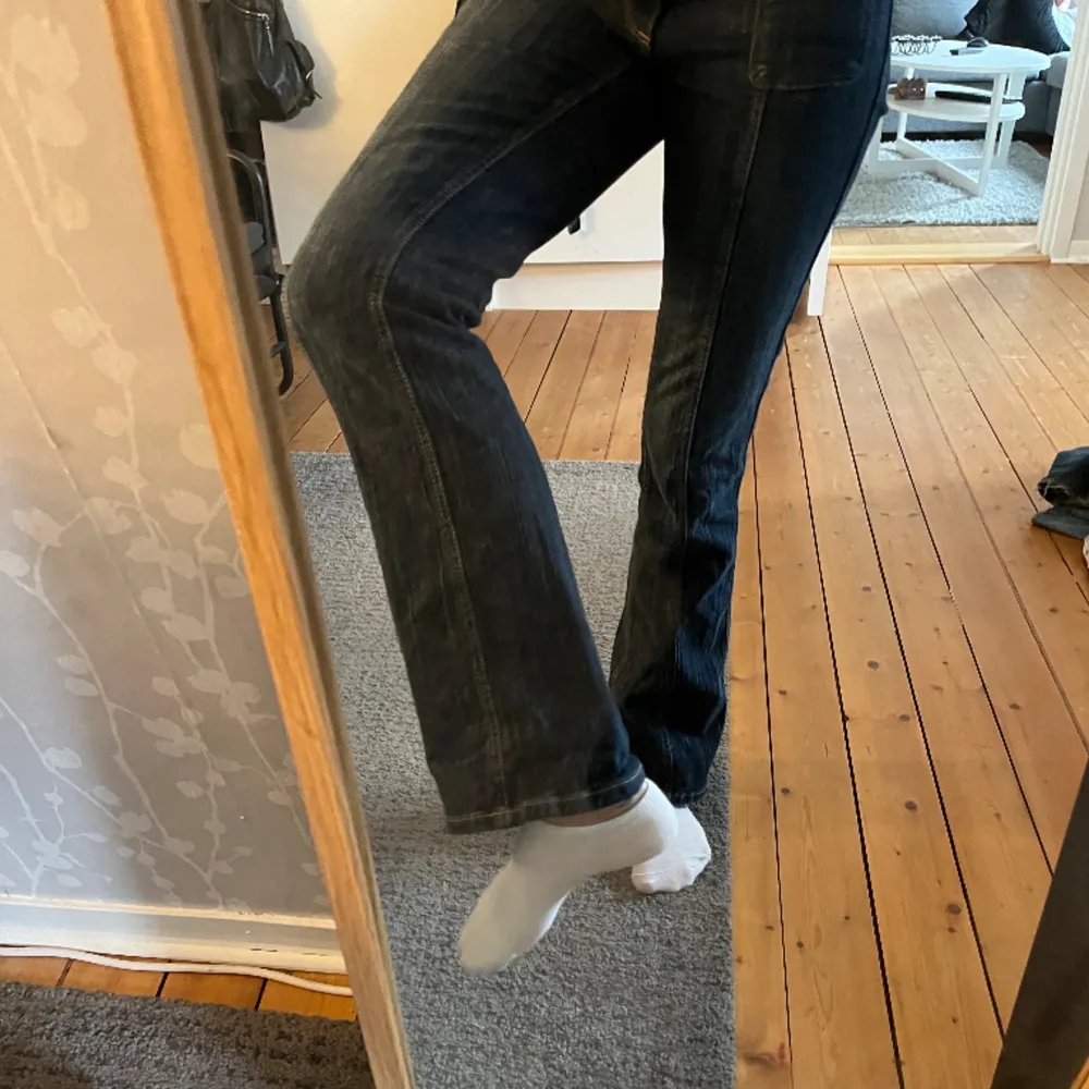 Säljer dessa trendiga hm jeans i storlek 36, låg midja!. Jeans & Byxor.