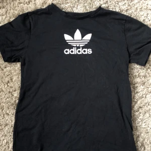 Adidaströja  - Den har bara används ett par gånger och är i ett fint skick. Märket på tröjan är glittrigt. Vet inte vilken storlek men skulle gissa på Xs/S 😊