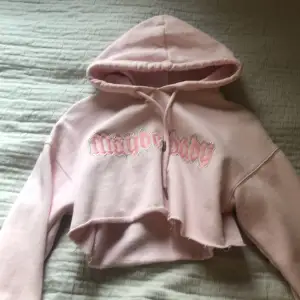 Jättefin rosa y2k stil hoodie med text💕