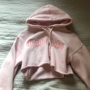 Y2K crop hoodie  - Jättefin rosa y2k stil hoodie med text💕