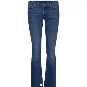 Säljer dessa super snygga low waist jeans från vero Moda!! Jag har dom i både storlek 27/30 och 29/30 (dom är lite små i storleken) Hör av er vid frågor privat💗 säljer dom styckvis!!