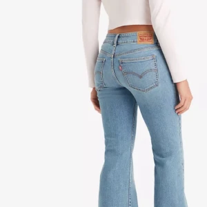 Lågmidjade Levis jeans  - Ett par lågmidjade bootcut jeans från Levis, storlek 31💕 Säljer pågrund av att dom är förstora på mig men riktigt snygga, aldrig använda   (Dpligt ljus på dom två sista bilderna men dom är den färgen på första bilden) 