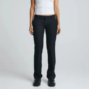 Lågmidjade kostymbyxor  - Säljer min Lågmidjade kostymbyxor från bikbok med slits dem är små i storleken så tog storlek 40 men brud ha storlek 36, är som nya🫶modell vera