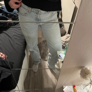 Jeans  - Dom populära straight jeansen från ginatricot, använda men inga fel. Super snygga men kommer tyvärr inte till användning🥰