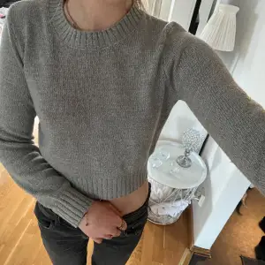 Långärmad grå tröja