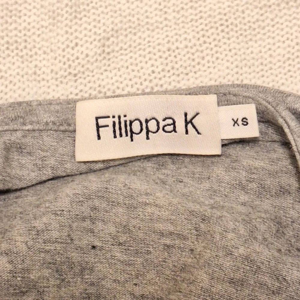 En grå topp/tröja ifrån Filippa K! Den är ganska tunn & tight. Använd 1 gång, i storlek xs! 🫶🏼 Nypris är runt 250-300 kr. Toppar.