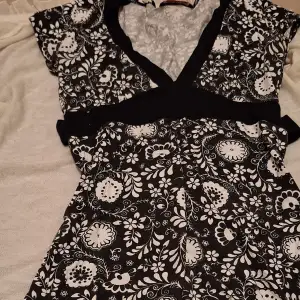 En fin svart & vit mönstrad klänning i mjukt material 💕 Köpt på second hand men aldrig använd. Kontakta vid fler bilder. 