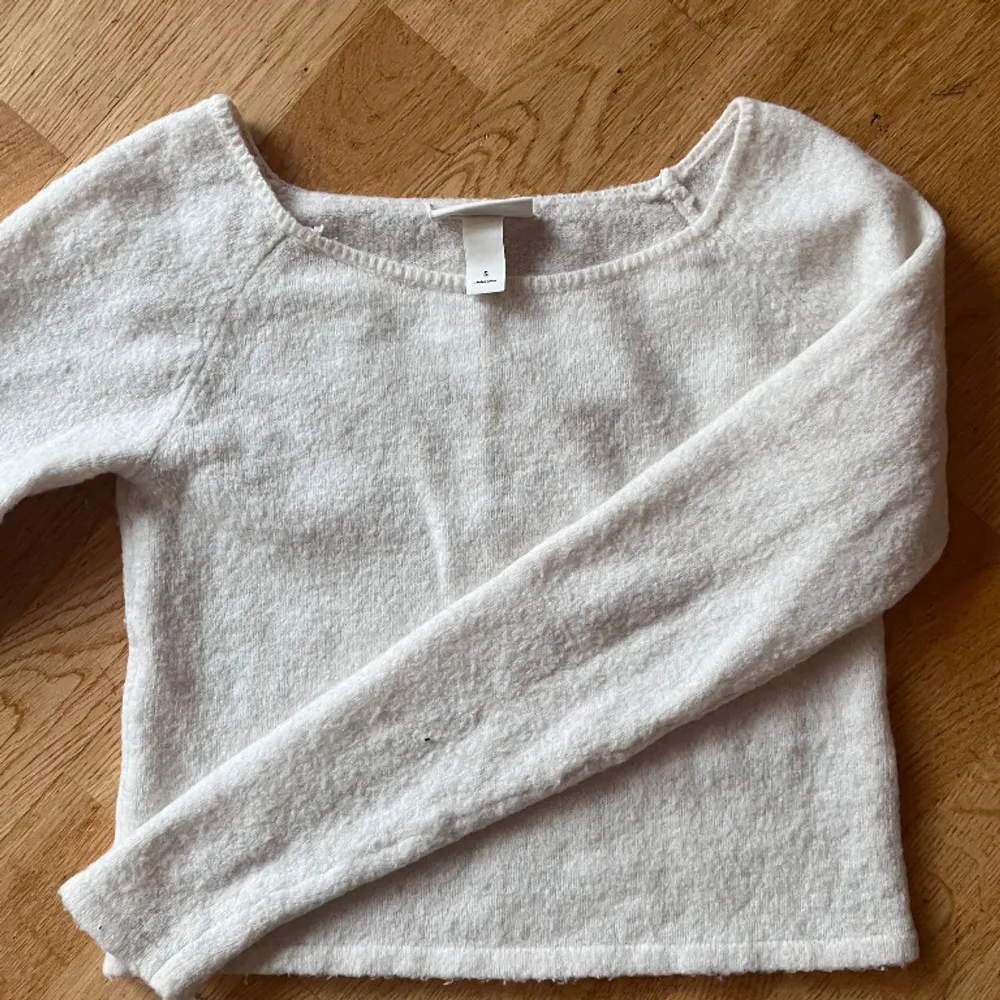 En vit stickad tröja från Monki, köptes i höstas och bara använt ett fåtal gånger!🙌🏼🙌🏼 Har för mig att jag köpte den för 250!!. Stickat.