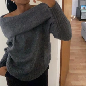 Off shoulder-tröja H&M - Slutsåld Marinblå jättefin Off shoulder-tröja i stolek XS Passar även er som är XS-M 💕 Använd fåtal gånger och det är därför jag säljer denna.  Pris kan diskuteras 💕 