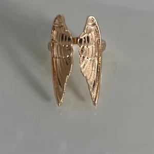 Ring - Säljer denna ring i färgen guld med vingar går av att den inte kommer till användning💕 Skriv i dm vid frågor