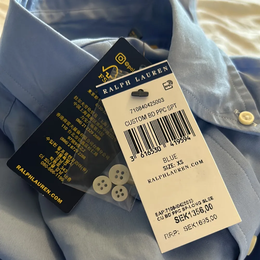 Säljer en helt ny Ralph lauren skjorta i storlek XS skick 10/10 ny pris 1350 mitt pris 500. Skjortor.