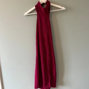 Söt halterneck klänning - Halterneck klänning med öppen rygg. Skulle säga att den är storlek S/M.  