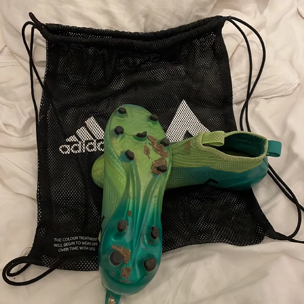 Adidas Ace 17+ i färgen grön. Bra skick förutom en väldigt liten skada i strumpan på ena skon (se sista bilden). Lite smutsiga men annars väldigt fina. Storlek 37 1/3.. Skor.