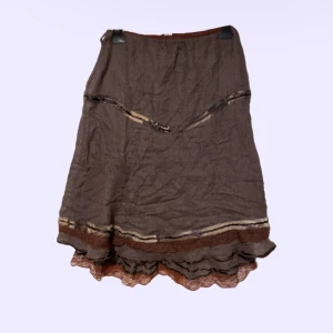 brun kjol - jättefin brun kjol köpt på humana! en del av ett set. säljer då den inte kommer till användning🤎🤎🤎