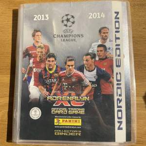 Adrenalyn XL (2013)-(2014) Fotbollskort. Det finns 140 utav 225 kort i collector pärmen.