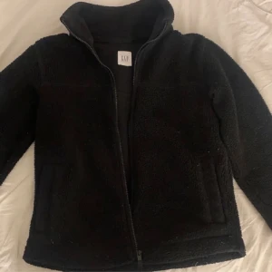 Svart teddyjacka - Jättefin och skön svart teddyjacka i mycket bra skick! Passar xxs-m, skriv privat för fler bilder eller frågor!💞