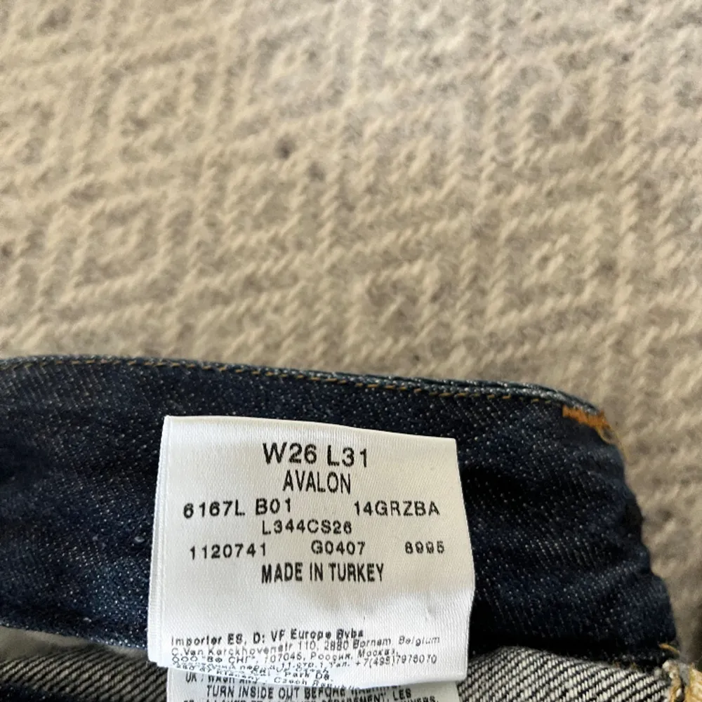 Lågmidjade raka jeans från lee i modellen Avolon, w26 l31. Midjemått 78cm innerbenslängd: 77cm  Jättebra skick. Jeans & Byxor.