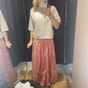 Intressekoll på min så sjukt fina zara kjol som köptes i sommras och som endast blivit använd ett fåtal gånger! Inte säker om jag vill sälja!💓