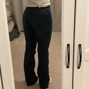 Mörkblåa bootcut jeans från Lindex🥰