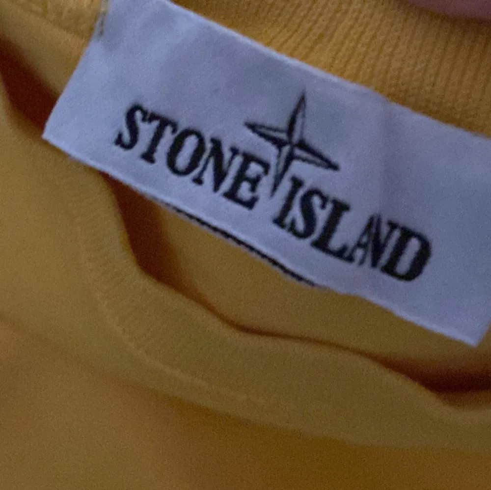 Gul stone island tröja i storlek M men passar S. Köpt förra sommaren och kommer inte till lika mycket användning längre. Passar skit bra till linnebyxor och nypris låg runt 2400 när jag köpte den men tror det blivit dyrare.. Tröjor & Koftor.