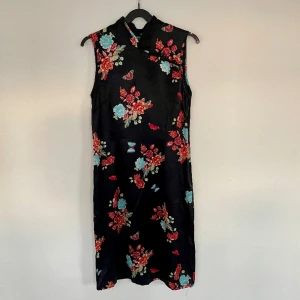 Japansk kimonoklänning - Vacker klänning med japanska mönster av H&M. Storlek 38 EUR (12 GB/8 US), liten i passformen.
