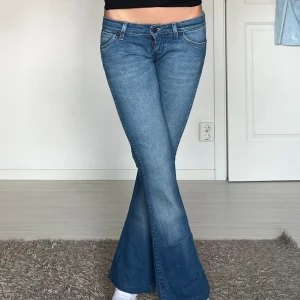 Wrangler jeans - midjemått: 35cm rakt över, innerbenslängd: 75cm 💗 