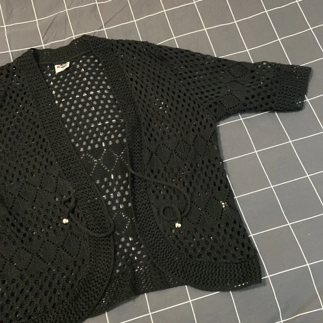 En svart stickad tröja  - 90