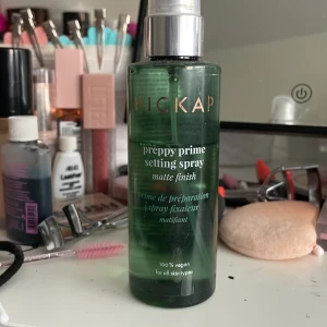 Hickap setting spray - Säljer denna hickap setting spray. Mer än hälften kvar.
