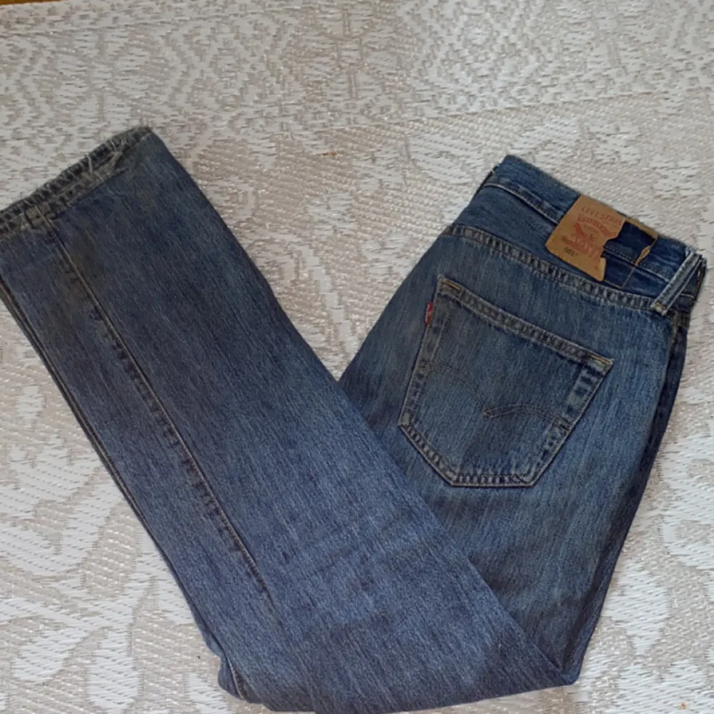 Säljer dessa Levis 501 i storlek 30/30. Lappen är trasig men annars är de som nya. nypris: 900. Jeans & Byxor.