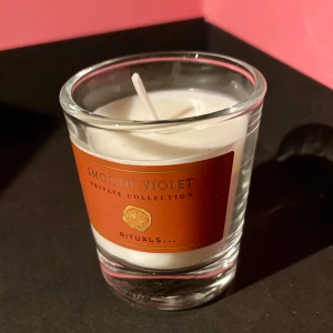 *NY* Litet doftljus, Smooth Violet, Fr Rituals  - Detta exklusiva doftljus från Private Collection sprider en lugnande, avkopplande och tröstande arom. Smooth Violet kombinerar fruktiga noter med inslag av blommor som ros och violblad, sandelträoch diskreta noter av patchouli, mysk och amber. 