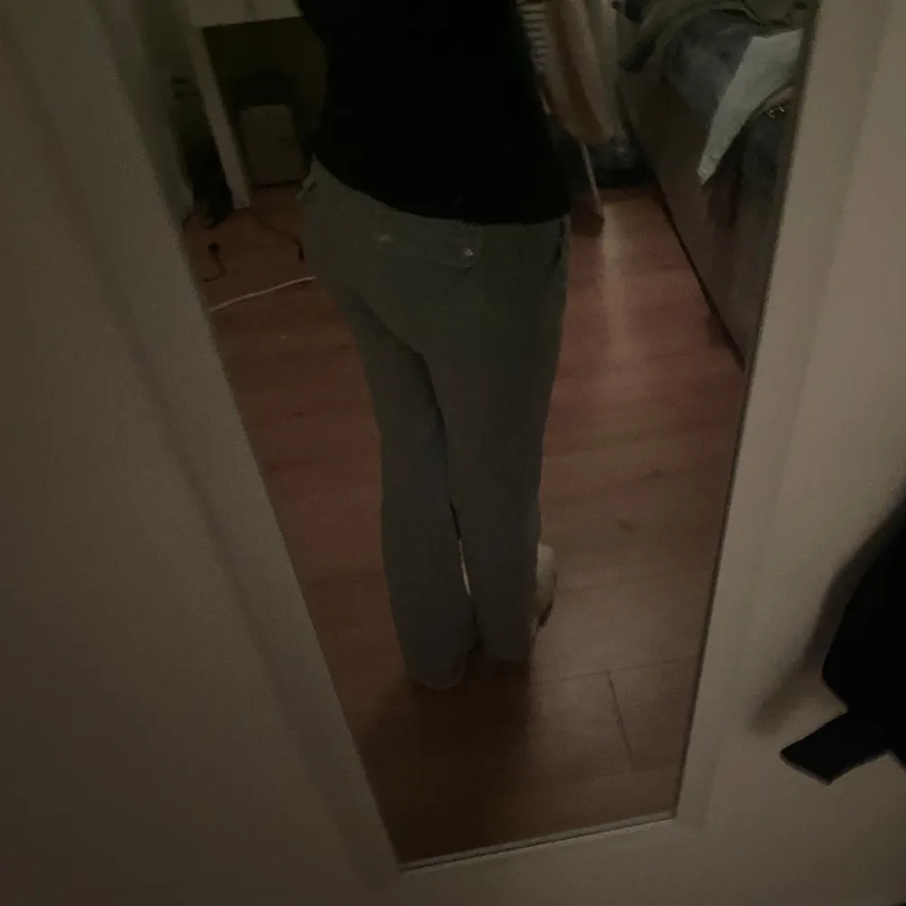 Säljer nu mina gråa juicy byxor för dom kommer inte till användning längre💕 Dom är i väldigt bra skick och har inte användt dom så mycket💗 Kom privat för fler frågor eller fler bilder💕🤍 . Jeans & Byxor.