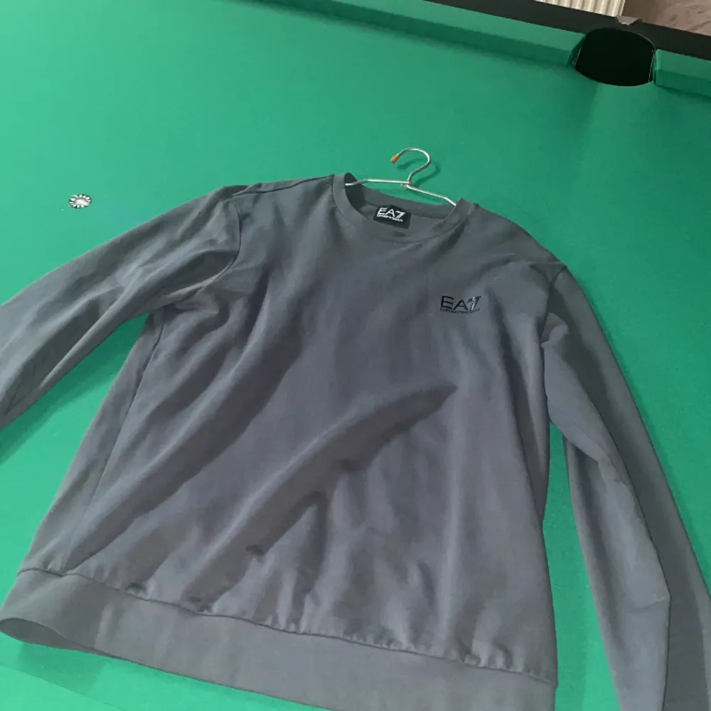 Hej säljer ett par tröjor och hoodies, checka min profil för fler annonser   Ea7 grå sweatshirt storlek M 600kr (mycket bra skick) använt 3 gånger, slim i storleken . Hoodies.