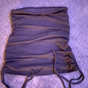 Justerbar kjol från NA-KD i storlek xs. Använd 2-3 gånger och är i mycket bra skick. Du kan knyta snörerna till hur kort du vill ha.