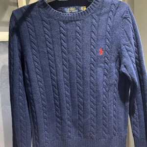 Ralph lauren knitted sweatshirt - Hej! Säljer min ralph lauren knitted sweatshirt då den inte kommer till användning lika ofta, den är i nyskick och har storleken L men sitter som M. Vid några funderingar är det bara att höra av sig ! 