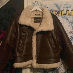 Brun snygg läderjacka - Super snygg jacka men säljer då den inte kommer till användning har bara haft på mig den 1 gång och är i nyskick. Jackan är jätte mysig att ha på sig.