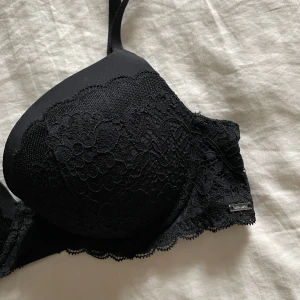 Bh 80B - Säljer bh som har push up. Använd fåtalgpnger och säljer då den inte kommer till användning. Fint skick