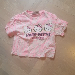 Hello kitty magtröja - Denna tröja har jag knapt andvänt. Den är i nytt skick passar allt från xs till m. Dma om du har frågor och priset kan diskuteras 🤭
