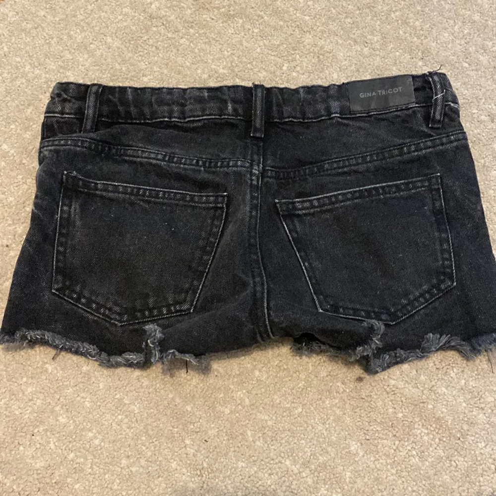 Säljer dessa svarta jeansshorts från Gina trico på young avdelningen på grund av att de har blivit för små. Bra skick! . Shorts.