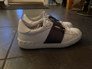 Valentino skor - Valentino skor storlek 43/10 fint skick! Tyvärr ingen låda kvar då jag fick dem i present säljer pga att de är för stora på mig! 