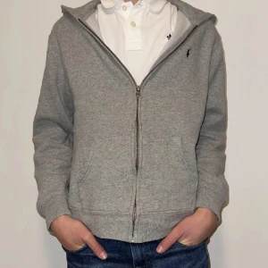 Ralph lauren zip - Säljer denma as fet Ralph Lauren zipen nypris 1000 kr mitt 500 kr. Skick 8/10 storlek xs 164