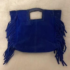 Maje  - Säljer nu min jättefina maje liknande väska! Vid snabb affär kan man få den för 250! Du står för frakt även Om det står ”gratis frakt”  Äkta mocka köpt i Italien 