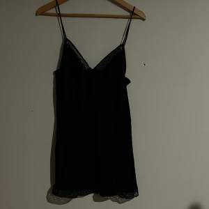  nattlinne/kort klänning - Svart nattlinne som jag använt som klänning! Materialet är ganska genomskinligt. Söt med spets! Storlek s.